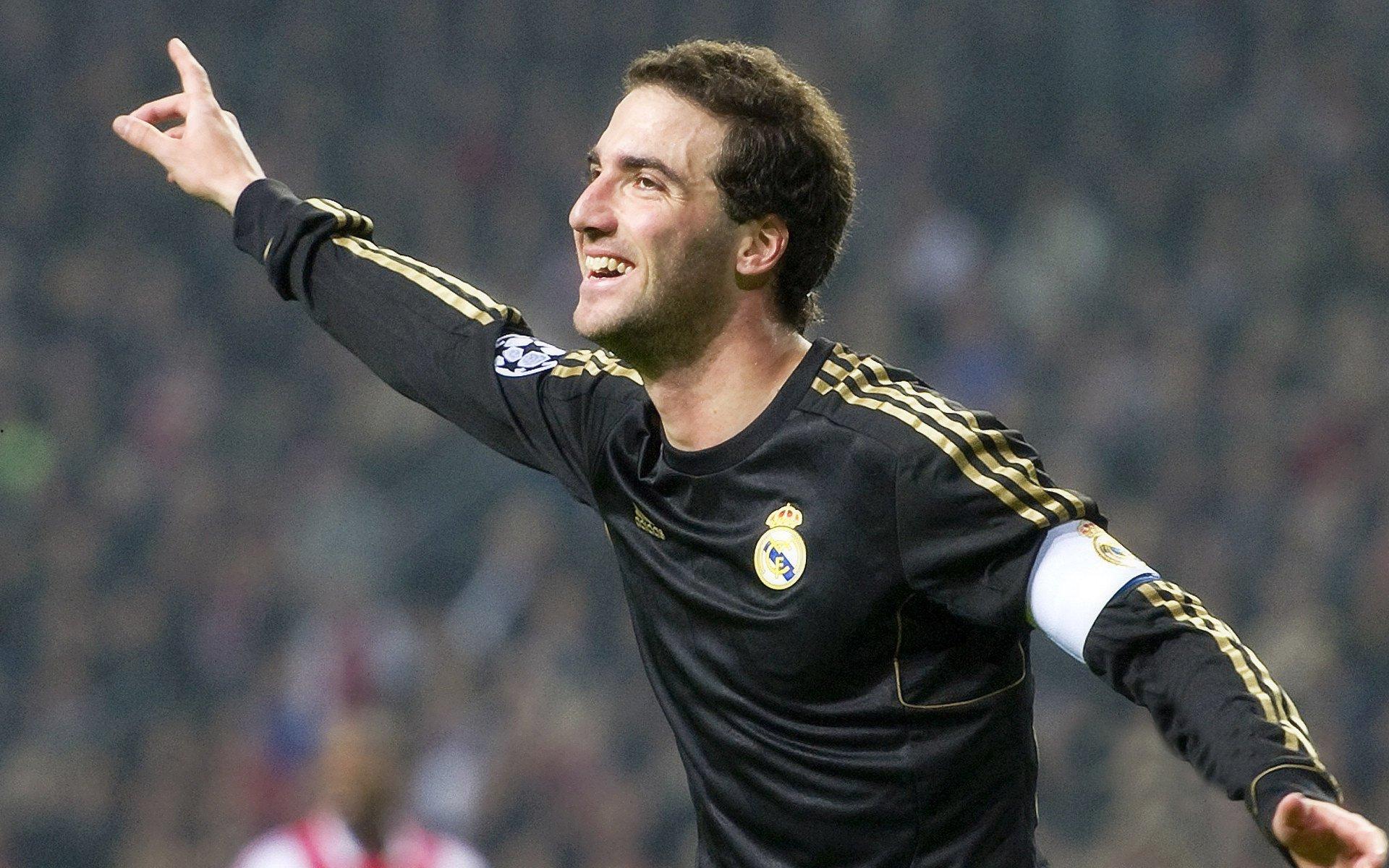 巴萨4分领跑西甲！战马洛卡海报引热议，伊尼戈、加维、拉菲尼亚领衔出镜，年轻风暴点燃争冠希望